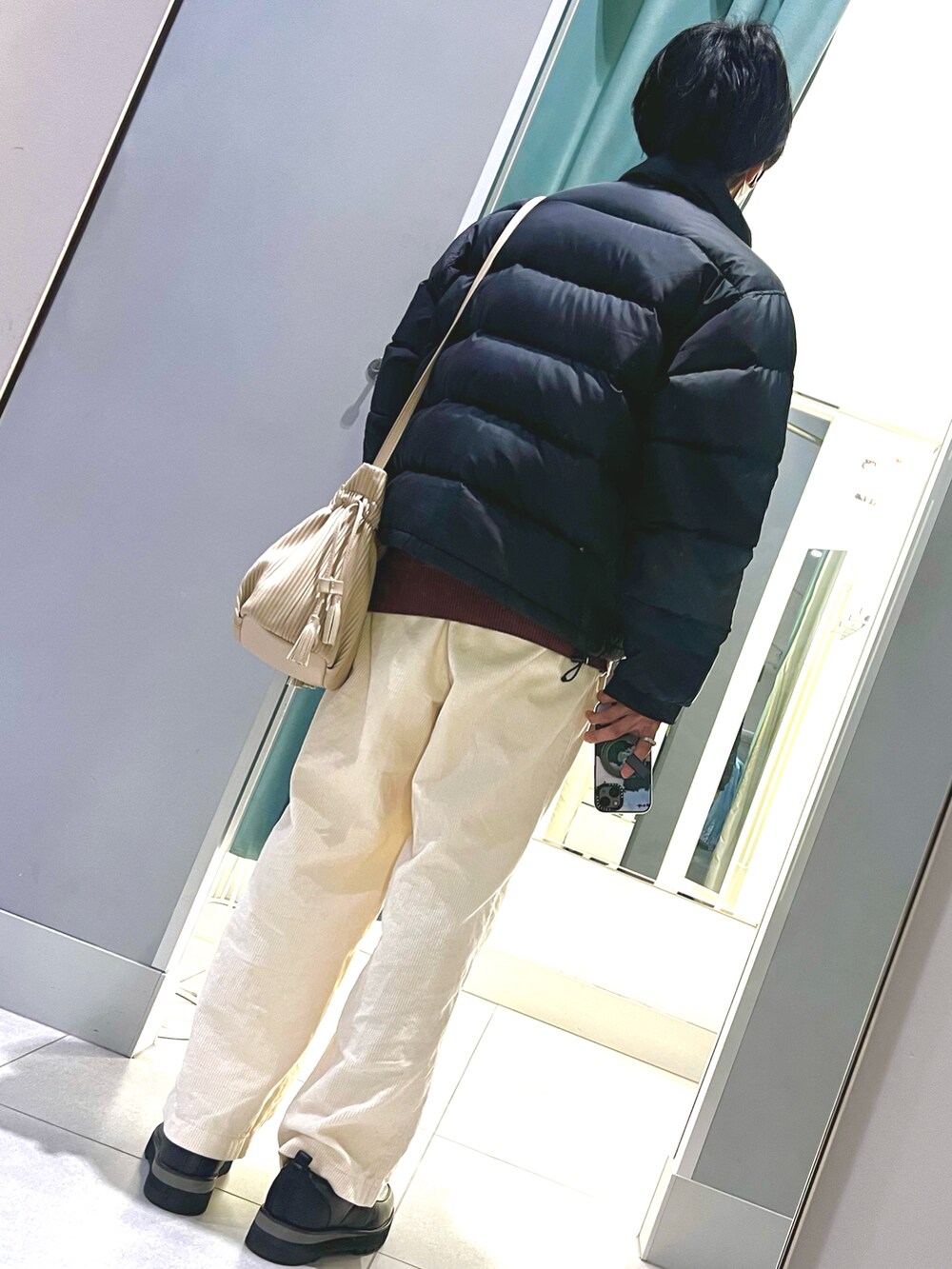 ブラック系のドレスシューズ、ホワイト系のパンツ、その他のニット/セーターを着用したメンズの春コーディネートの2枚目の写真