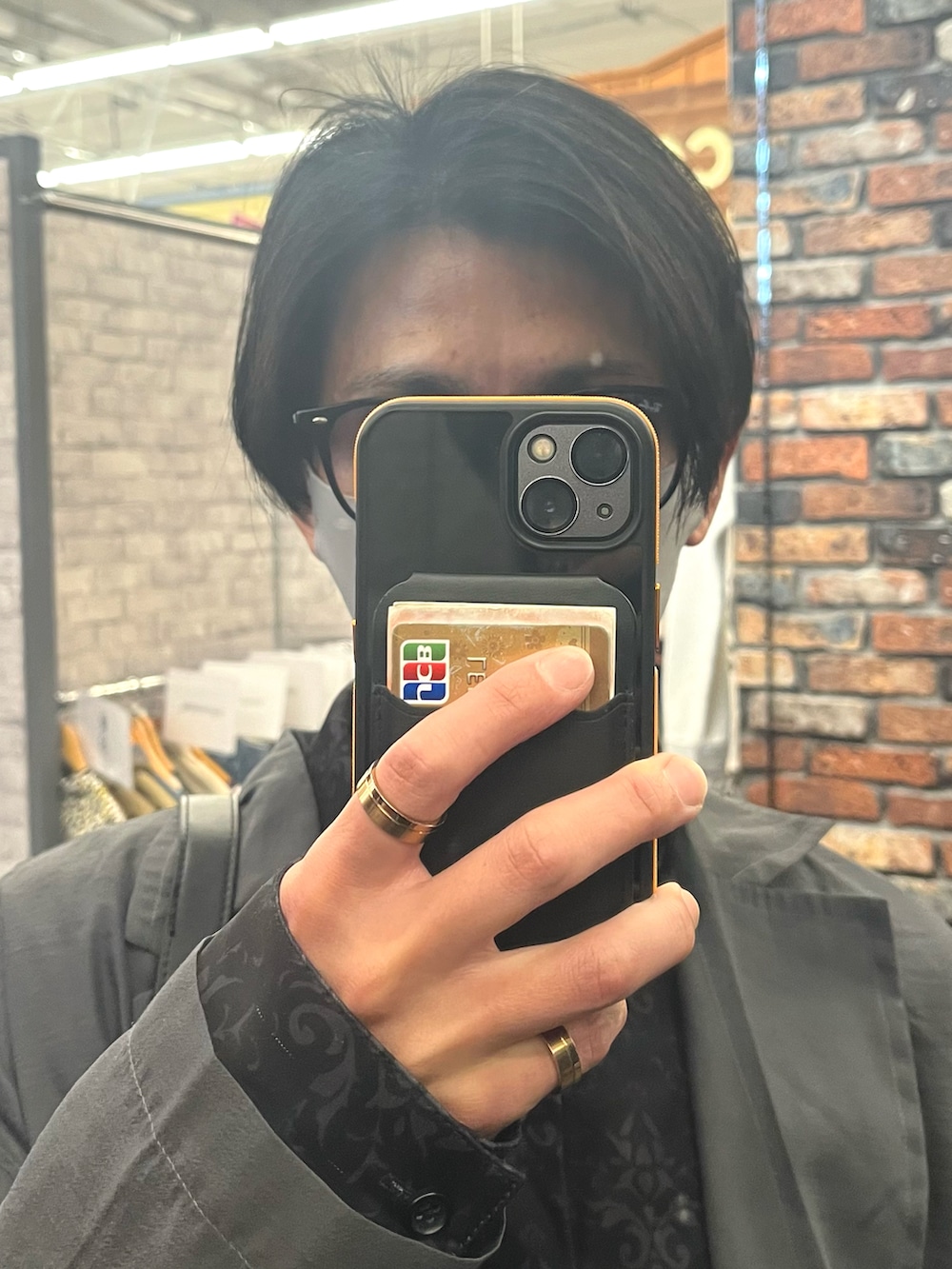 グレー系のテーラードジャケット、パープル系のパンツ、ホワイト系のスニーカーを着用したメンズの春コーディネートの4枚目の写真