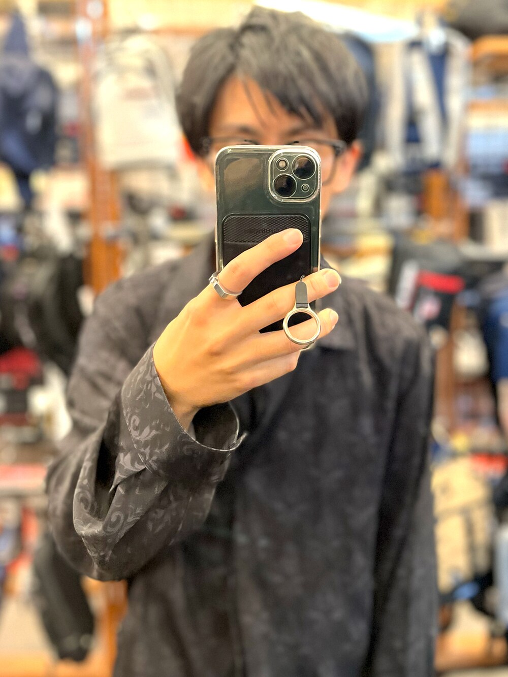 ブラウン系のパンツ、ブラック系のスニーカー、ブラック系のシャツ/ブラウスを着用したメンズの秋コーディネートの4枚目の写真