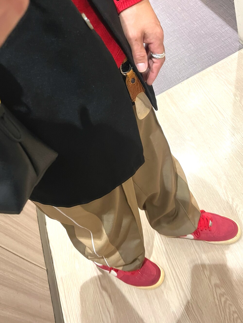 ベージュ系のパンツ、レッド系のスニーカー、ブラック系のテーラードジャケットを着用したメンズの秋コーディネートの4枚目の写真