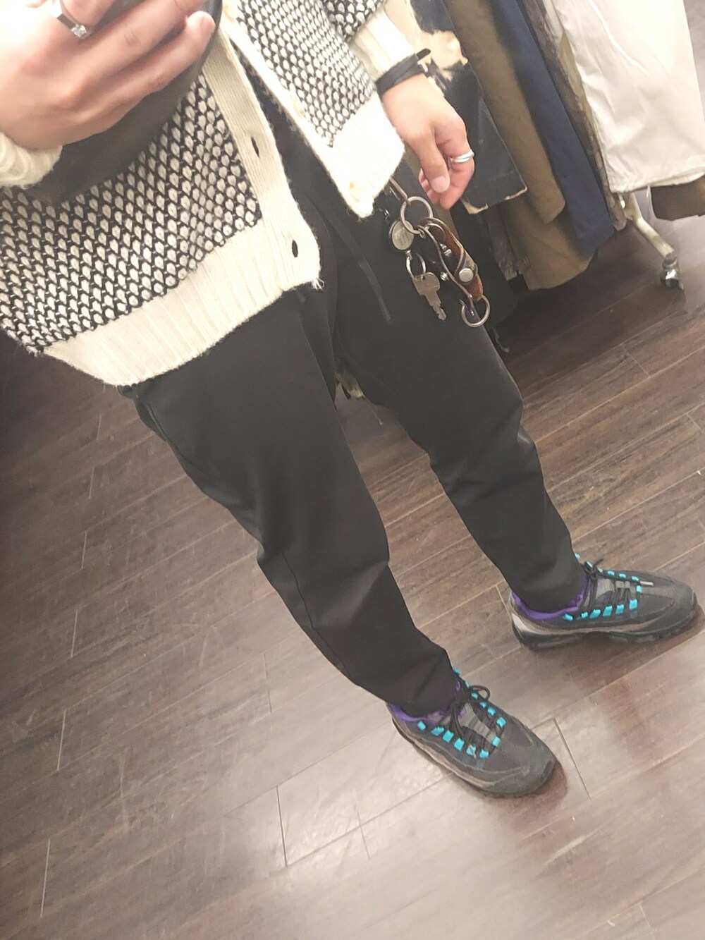 ブラック系のパンツ、ブラック系のスニーカー、ホワイト系のカーディガン/ボレロを着用したメンズの春コーディネートの3枚目の写真