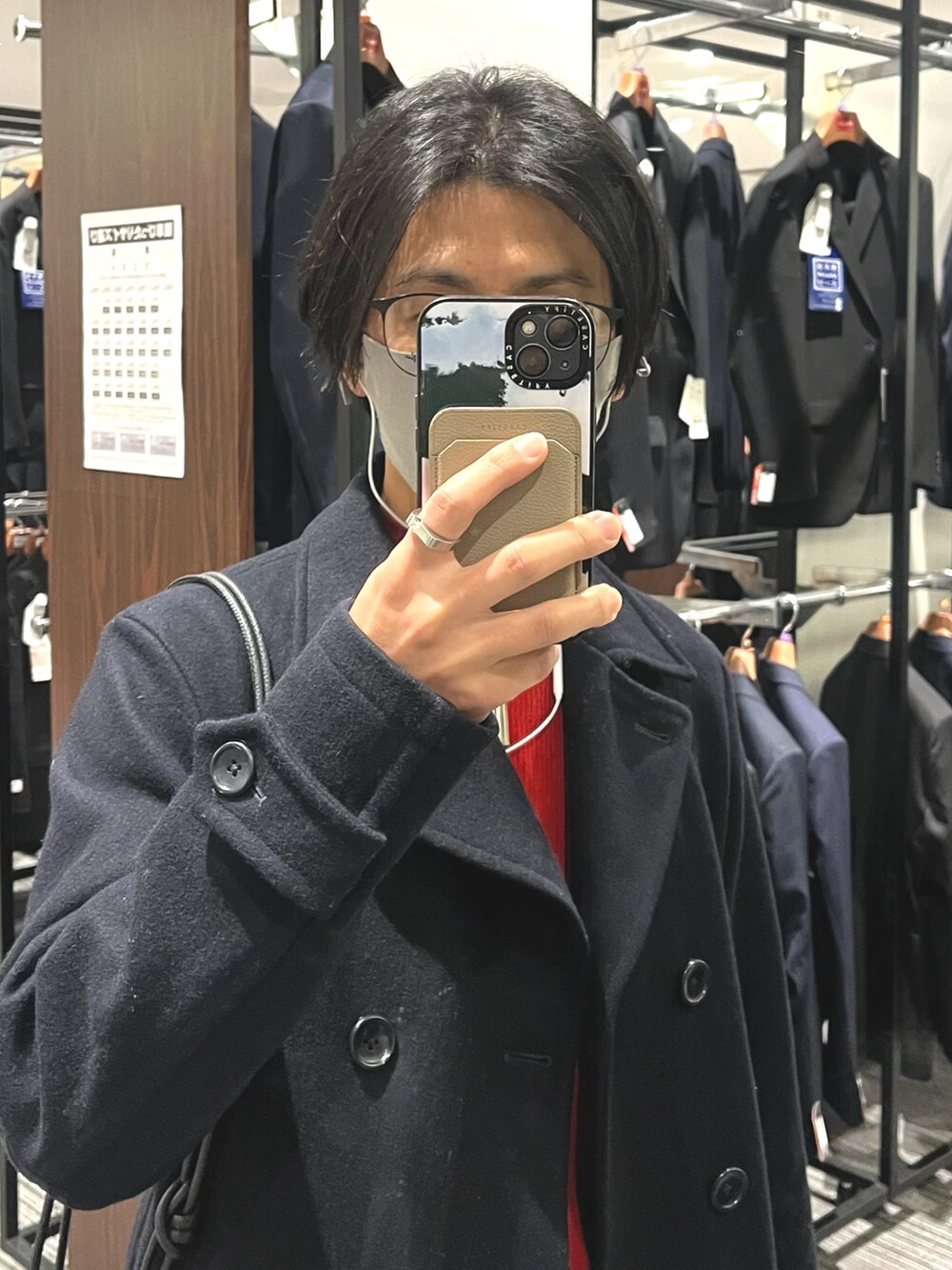 ブラック系のローファー、グリーン系のパンツ、ブラック系のショルダーバッグを着用したメンズの冬コーディネートの4枚目の写真