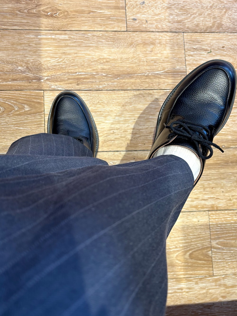 ブルー系のその他パンツ、ブラック系のドレスシューズ、ホワイト系のスウェットを着用したメンズの冬コーディネートの5枚目の写真