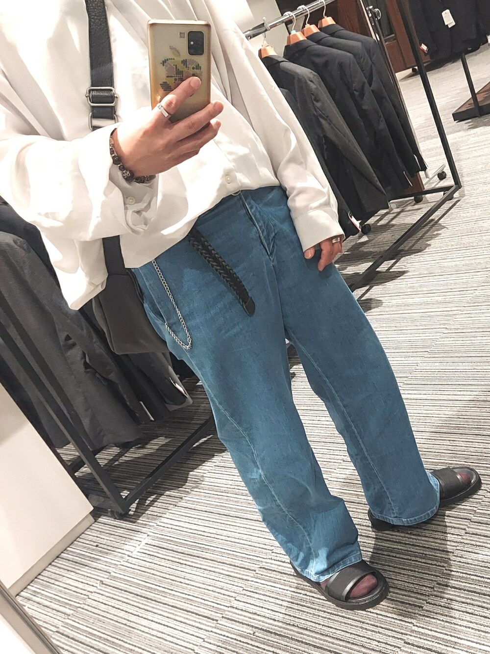 ブルー系のデニムパンツ、ブラック系のサンダル、グレー系のシャツ/ブラウスを着用したメンズの夏コーディネートの3枚目の写真