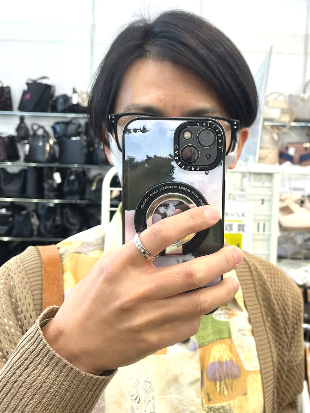 ブルー系のデニムパンツ、ブラック系のローファー、ブラウン系のカーディガン/ボレロを着用したメンズの秋コーディネートの4枚目の写真