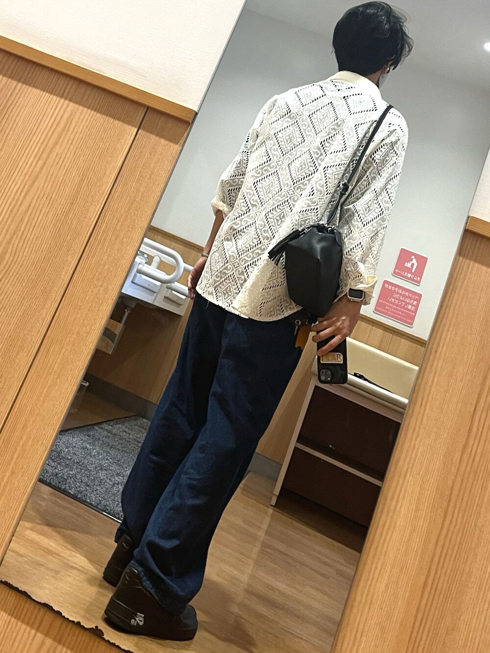ブラック系のスニーカー、ブルー系のデニムパンツ、ホワイト系のシャツ/ブラウスを着用したメンズの春コーディネートの2枚目の写真