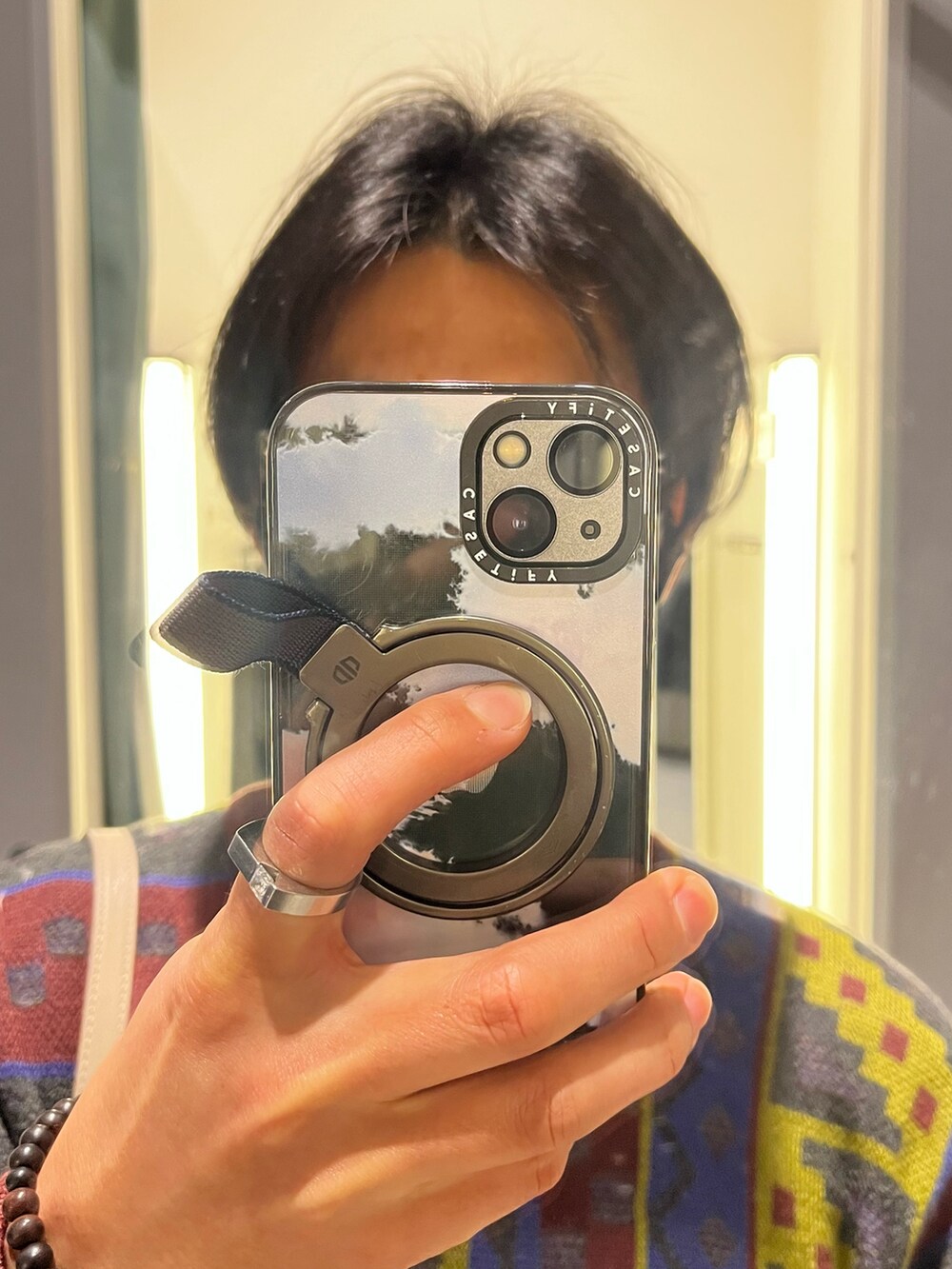 ホワイト系のパンツ、ブラック系のドレスシューズ、その他のニット/セーターを着用したメンズの春コーディネートの4枚目の写真