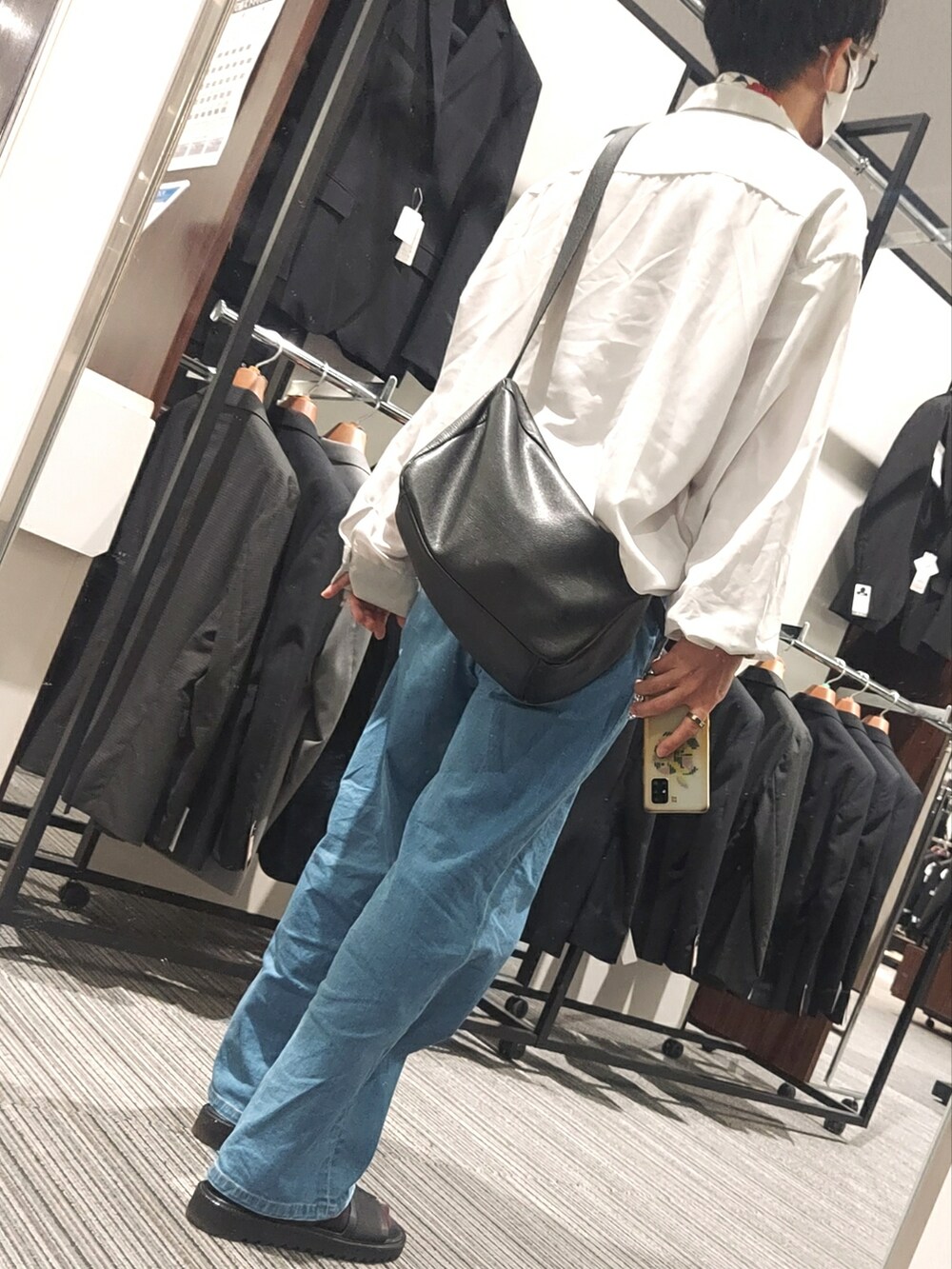 ブルー系のデニムパンツ、ブラック系のサンダル、グレー系のシャツ/ブラウスを着用したメンズの夏コーディネートの2枚目の写真