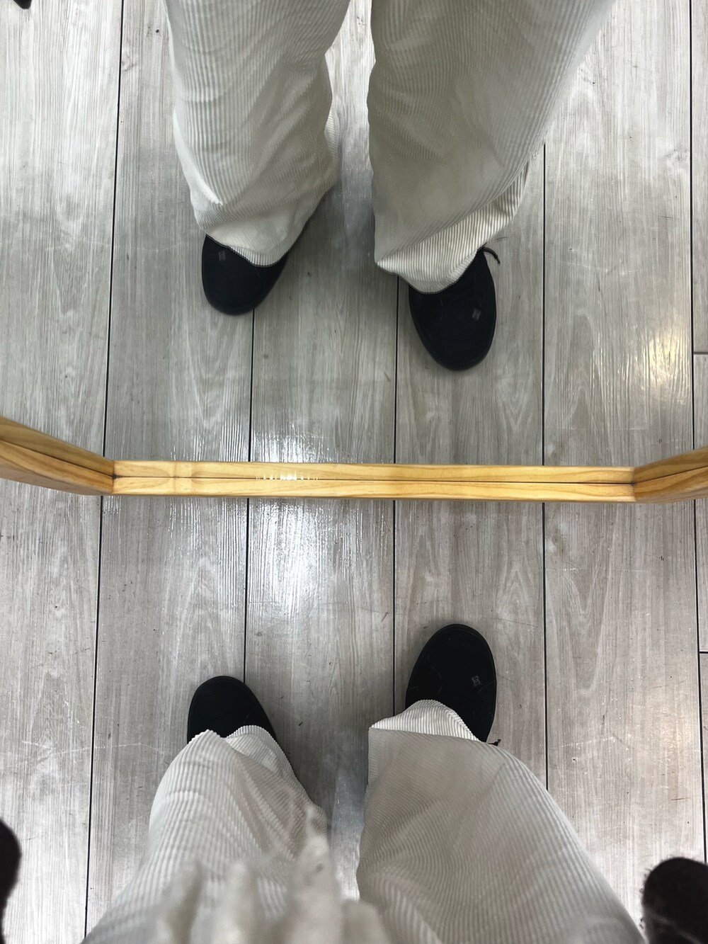 ブラック系のスニーカー、ホワイト系のパンツ、ブラック系のシャツ/ブラウスを着用したメンズの冬コーディネートの5枚目の写真