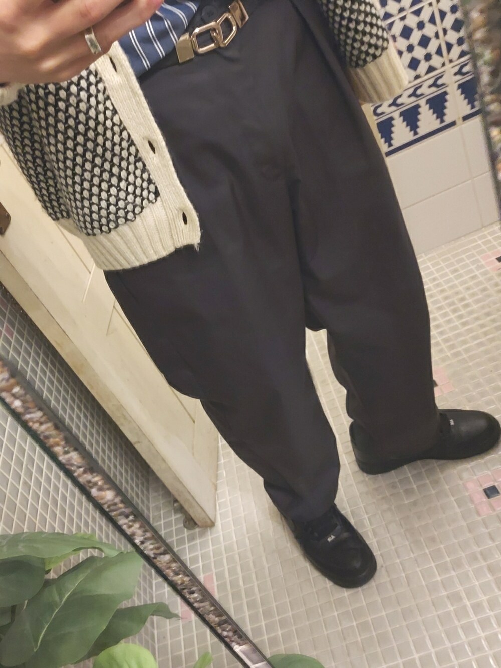 グレー系のパンツ、ブルー系のシャツ/ブラウス、ホワイト系のカーディガン/ボレロを着用したメンズの春コーディネートの3枚目の写真