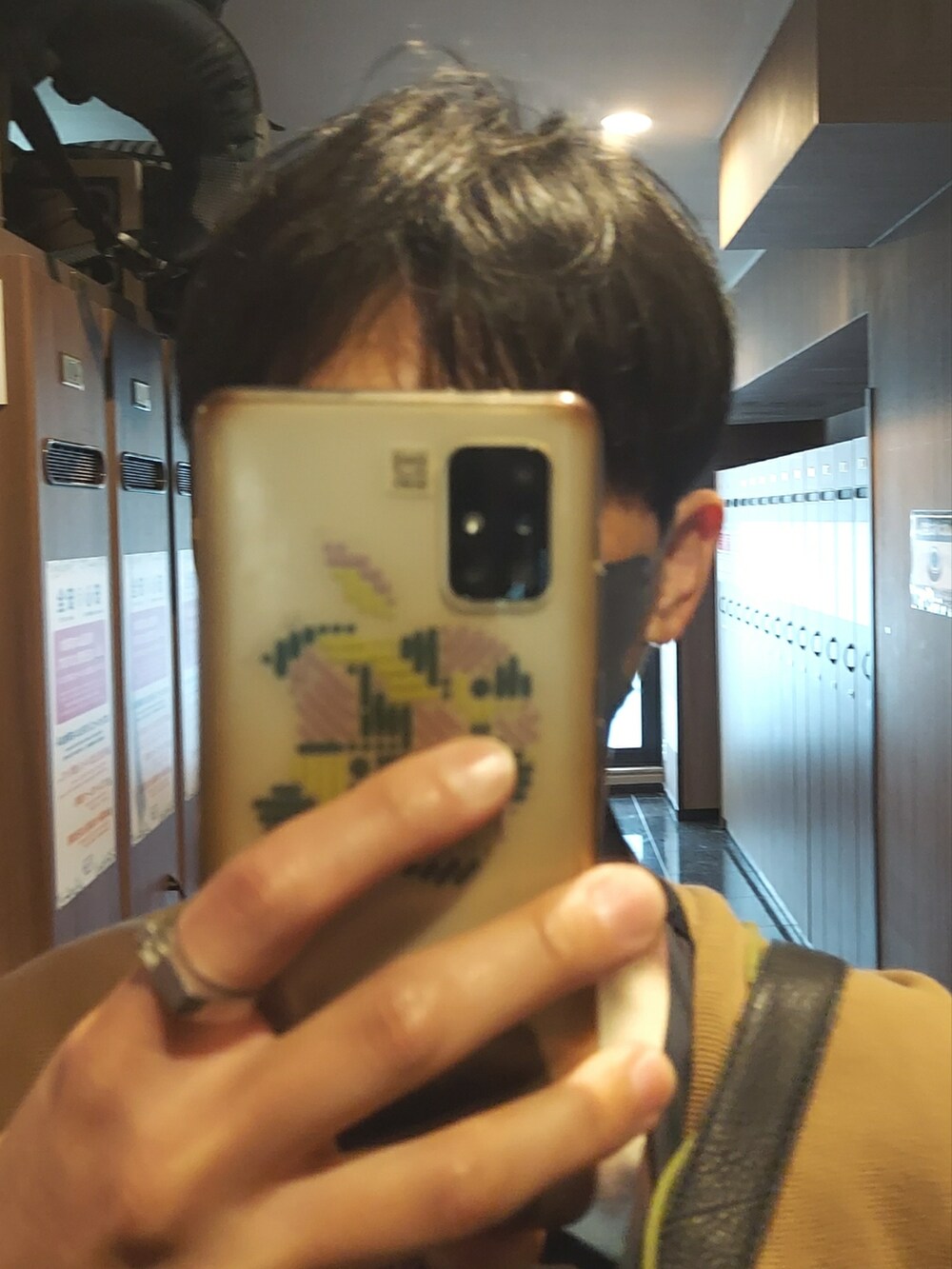 ブルー系のパンツ、ブラック系のスニーカー、その他のシャツ/ブラウスを着用したメンズの春コーディネートの5枚目の写真