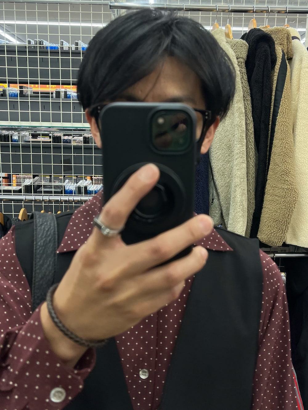 ブルー系のパンツ、ブラック系のローファー、ブラック系のベストを着用したメンズの秋コーディネートの4枚目の写真