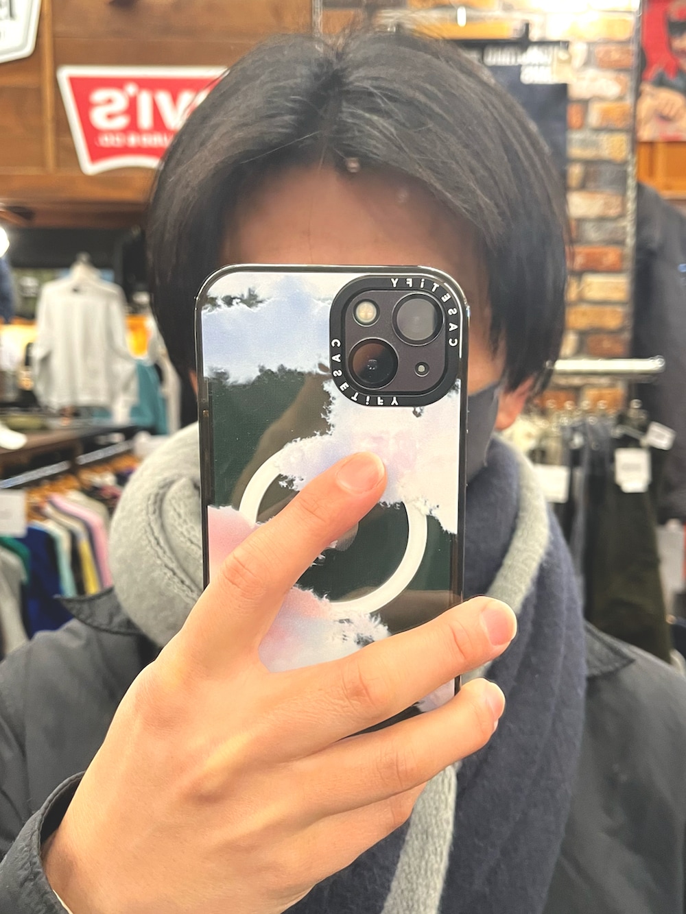 ブラック系のパンツ、ブラック系のローファー、ブラック系のトップスを着用したメンズの冬コーディネートの4枚目の写真