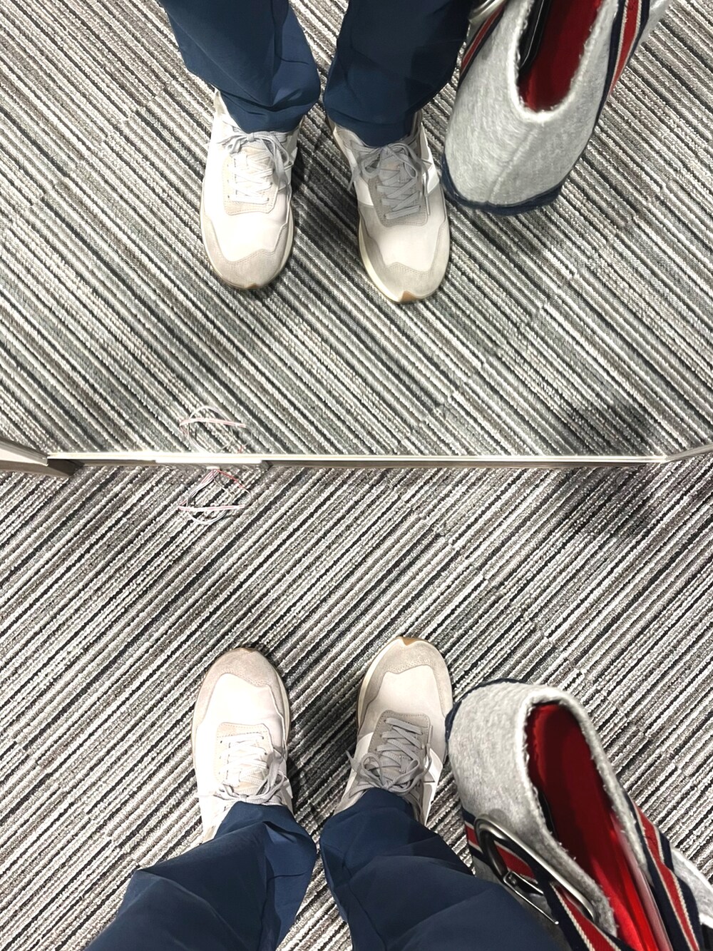 ブルー系のその他パンツ、グレー系のスニーカー、グレー系のトートバッグを着用したメンズの秋コーディネートの5枚目の写真