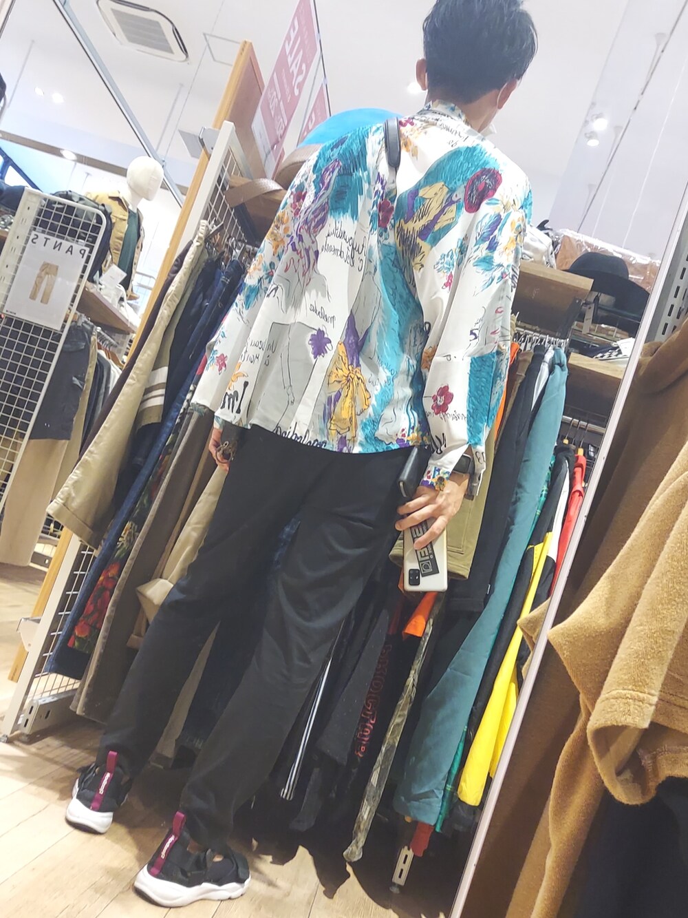 ブラック系のスラックス、ブラック系のサンダル、ブラック系のバッグを着用したメンズの夏コーディネートの2枚目の写真