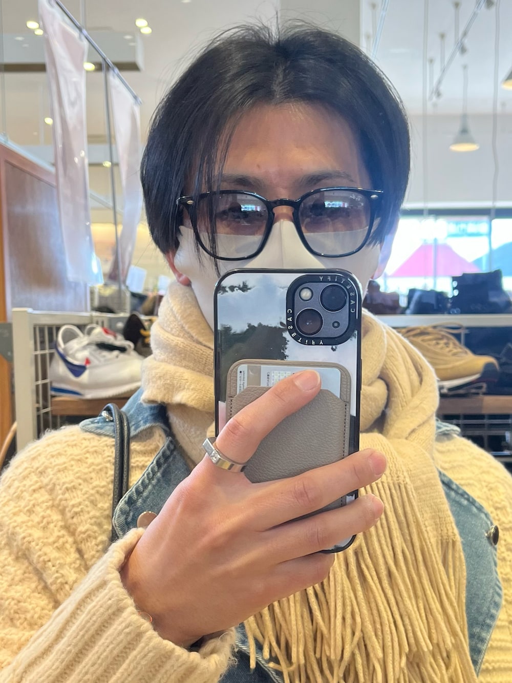 ホワイト系のパンツ、イエロー系のスニーカー、ブラック系のショルダーバッグを着用したメンズの冬コーディネートの4枚目の写真