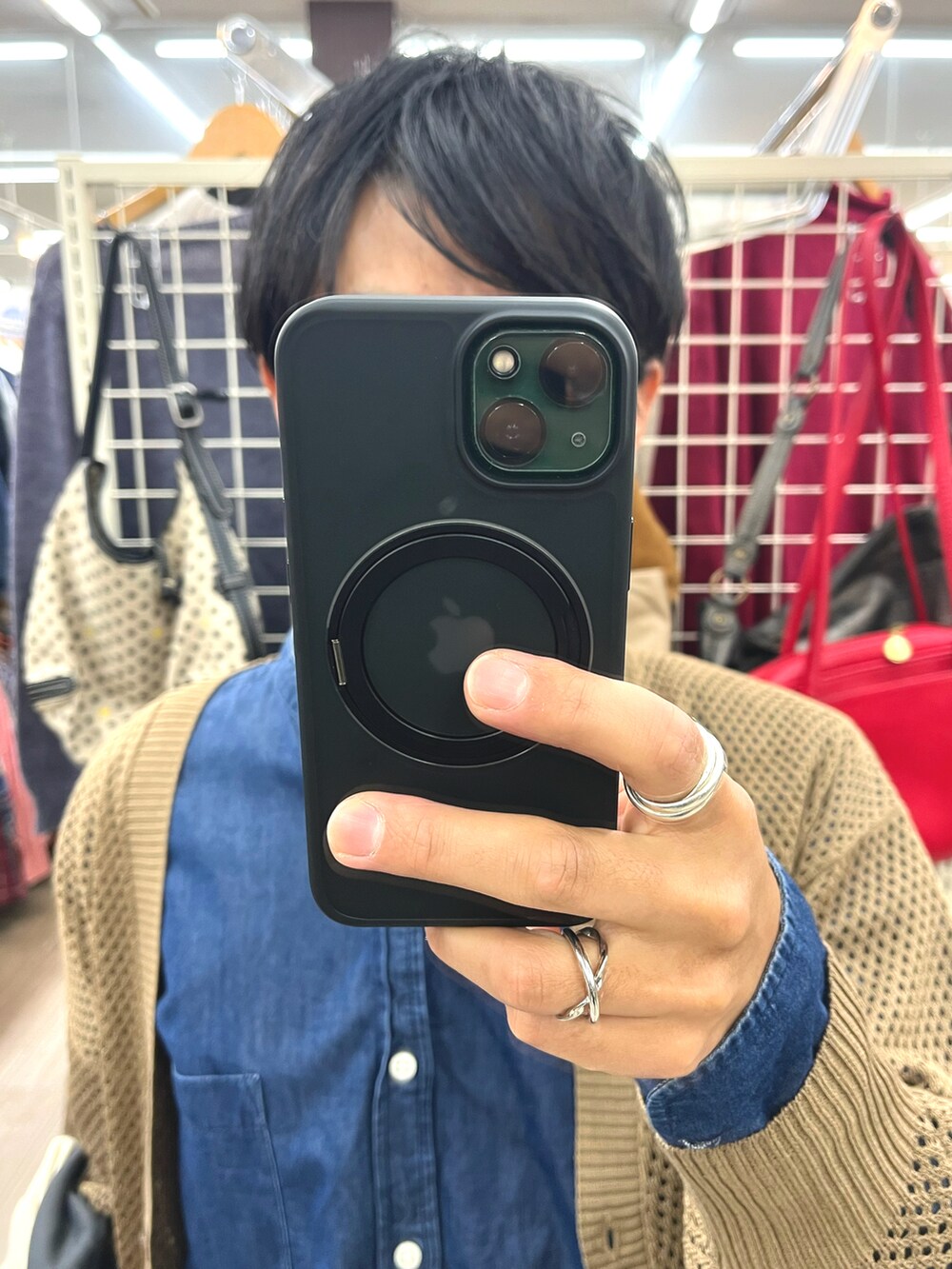 ホワイト系のパンツ、ブラック系のローファー、ブルー系のシャツ/ブラウスを着用したメンズの秋コーディネートの4枚目の写真