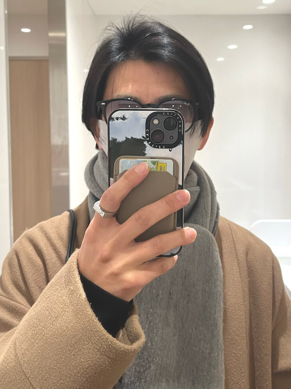 ブラウン系のジャケット/アウター、グレー系のスラックス、ブラック系のドレスシューズを着用したメンズの冬コーディネートの4枚目の写真