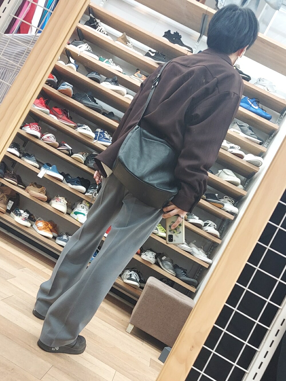 ブルー系のパンツ、ブラック系のスニーカー、パープル系のジャケット/アウターを着用したメンズの冬コーディネートの2枚目の写真