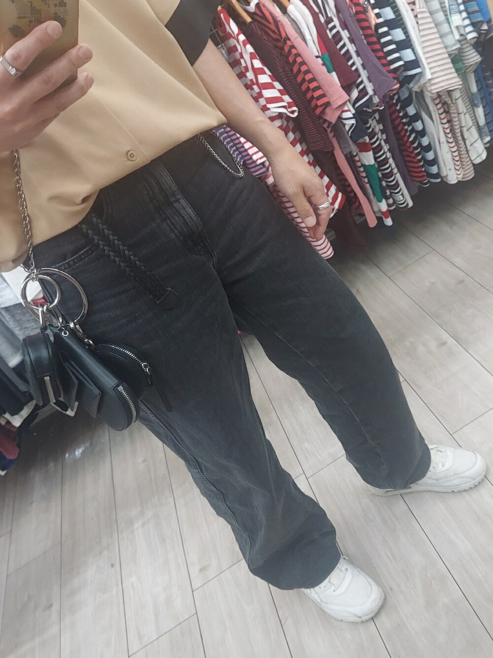 ブラック系のパンツ、ベージュ系のシャツ/ブラウス、ブラック系のショルダーバッグを着用したメンズの夏コーディネートの3枚目の写真