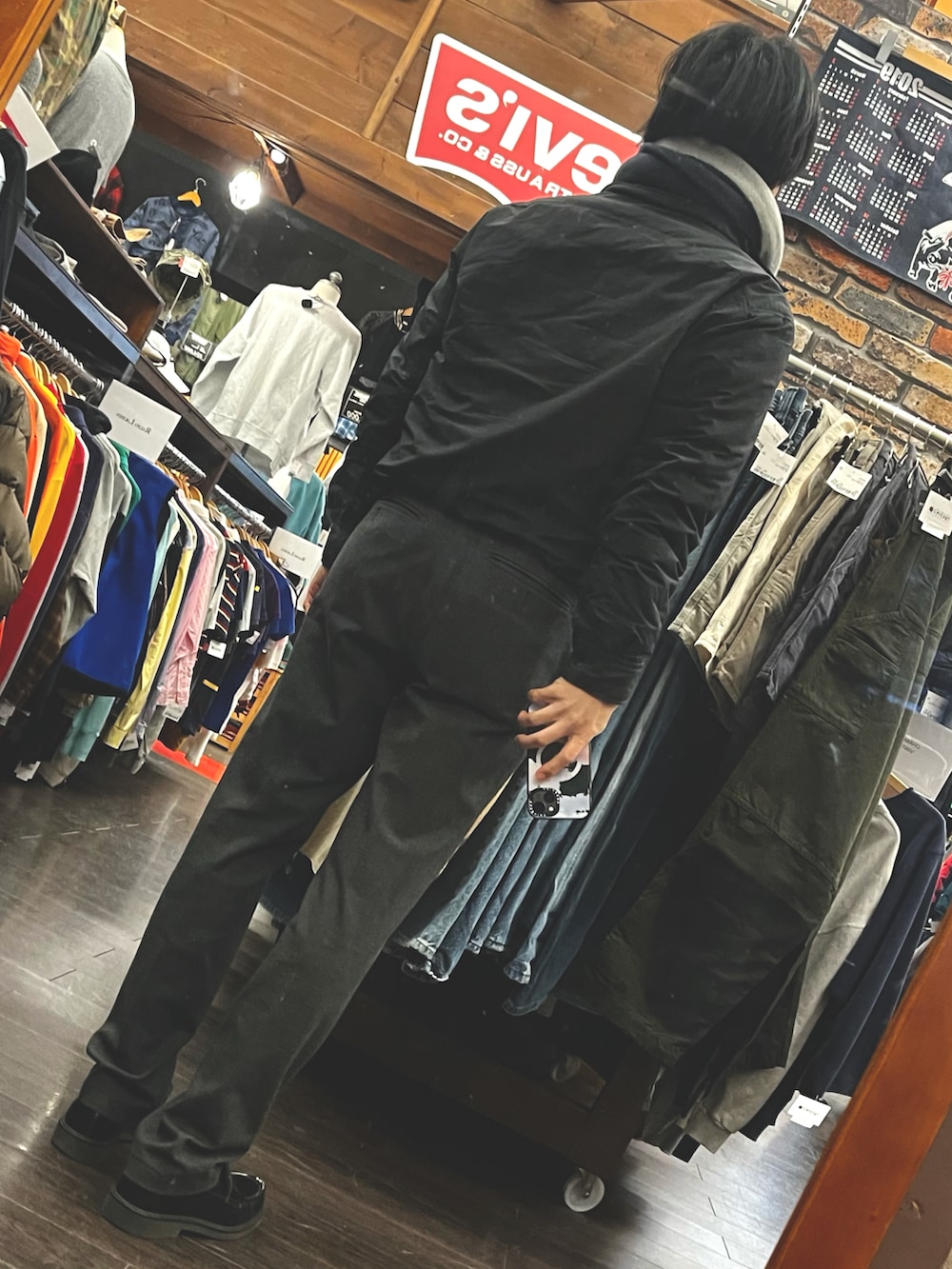 ブラック系のパンツ、ブラック系のローファー、ブラック系のトップスを着用したメンズの冬コーディネートの2枚目の写真