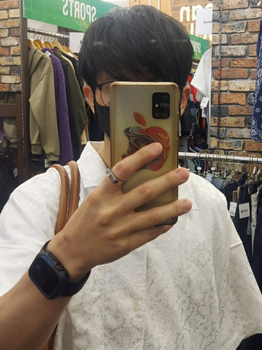 ブラック系のパンツ、ブラック系のサンダル、ホワイト系のシャツ/ブラウスを着用したメンズの夏コーディネートの4枚目の写真