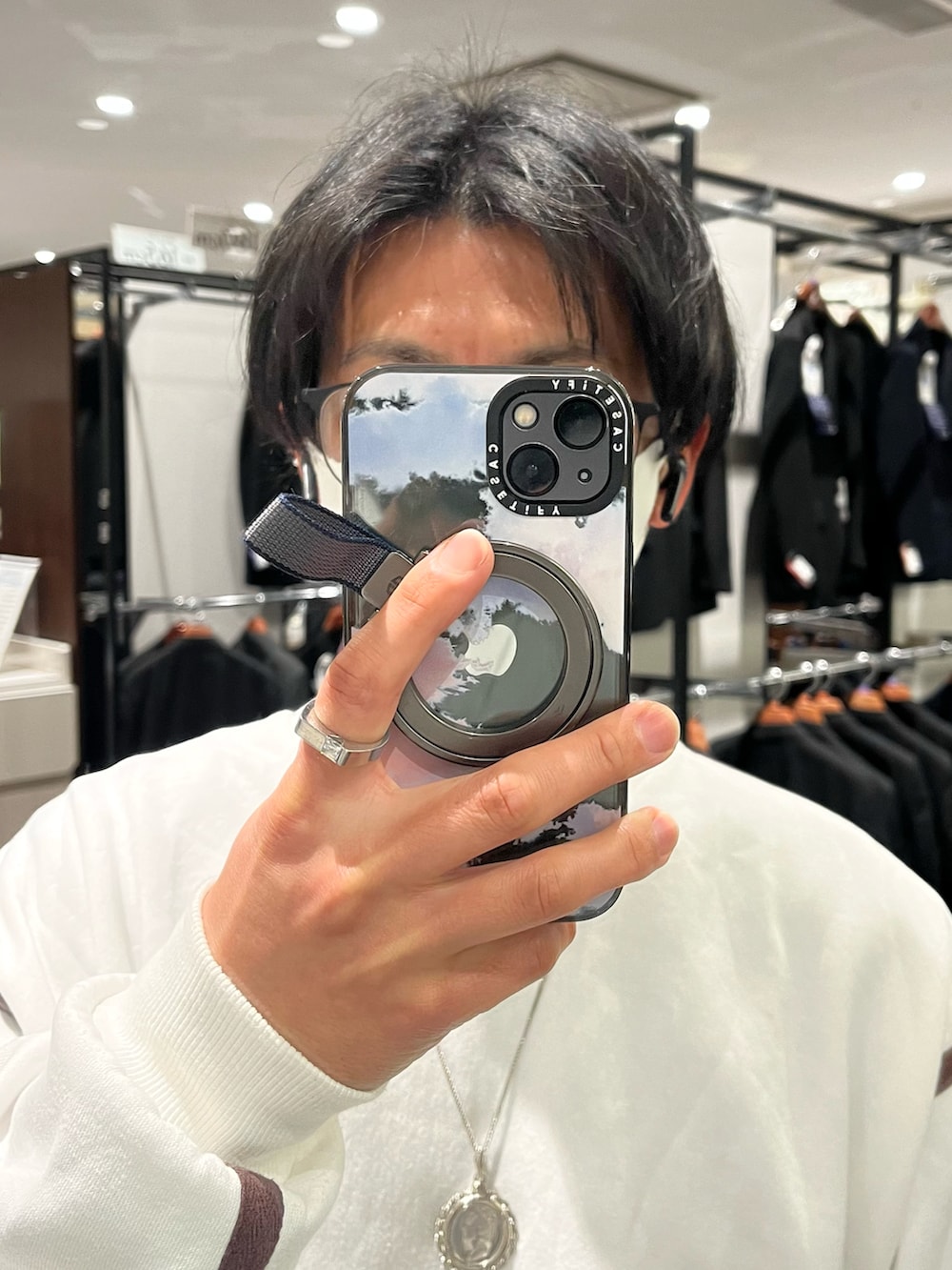 ブラック系のスニーカー、ブラック系のパンツ、ブラック系のショルダーバッグを着用したメンズの冬コーディネートの4枚目の写真