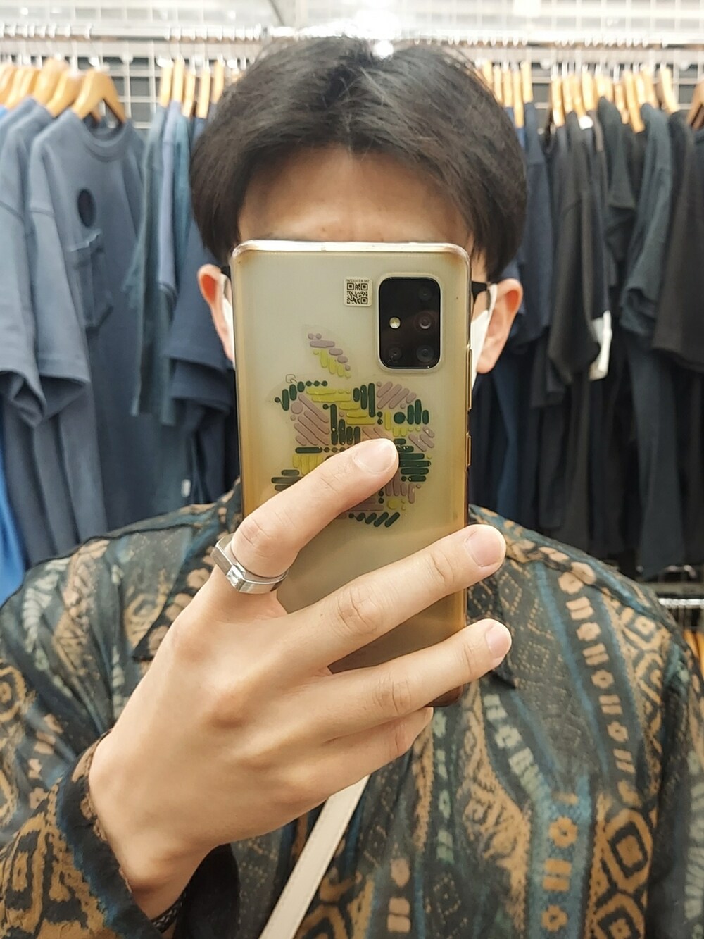 ホワイト系のボディバッグ/ウエストポーチ、ブラック系のパンツ、その他のシャツ/ブラウスを着用したメンズの春コーディネートの4枚目の写真