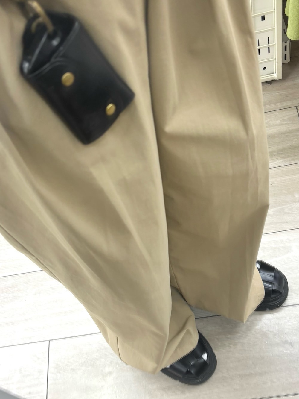 ホワイト系のシャツ/ブラウス、ブラック系のTシャツ/カットソー、ベージュ系のチノパンツを着用したメンズの夏コーディネートの3枚目の写真