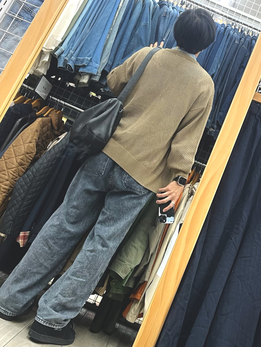 ブラック系のスニーカー、ブラウン系のカーディガン/ボレロ、その他のシャツ/ブラウスを着用したメンズの秋コーディネートの2枚目の写真