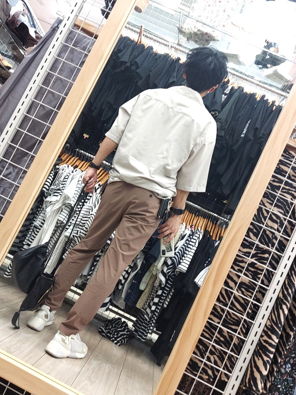 その他のスラックス、ホワイト系のスニーカー、ホワイト系のシャツ/ブラウスを着用したメンズの夏コーディネートの2枚目の写真