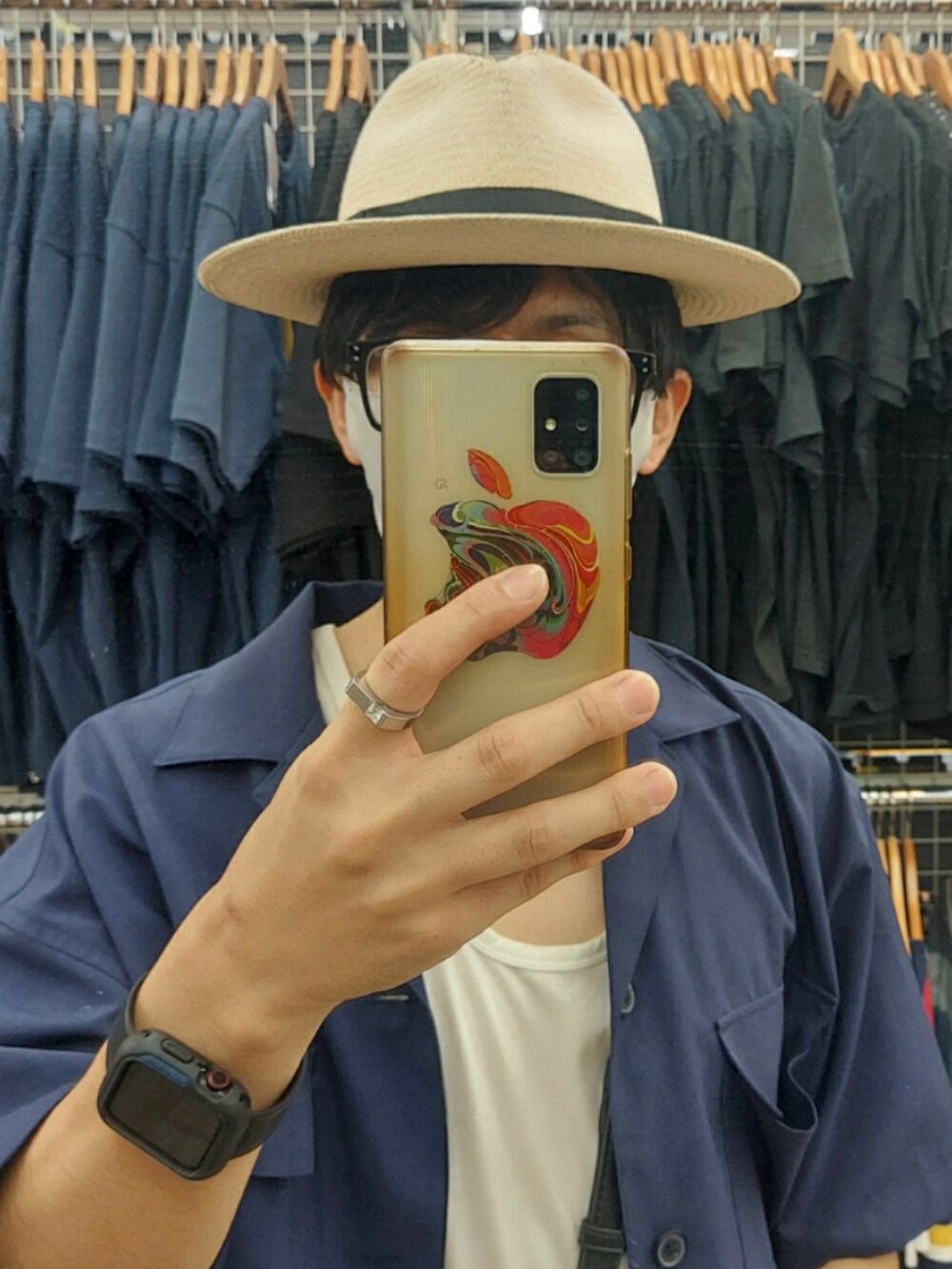 ホワイト系のパンツ、ブラック系のサンダル、ホワイト系のTシャツ/カットソーを着用したメンズの夏コーディネートの4枚目の写真