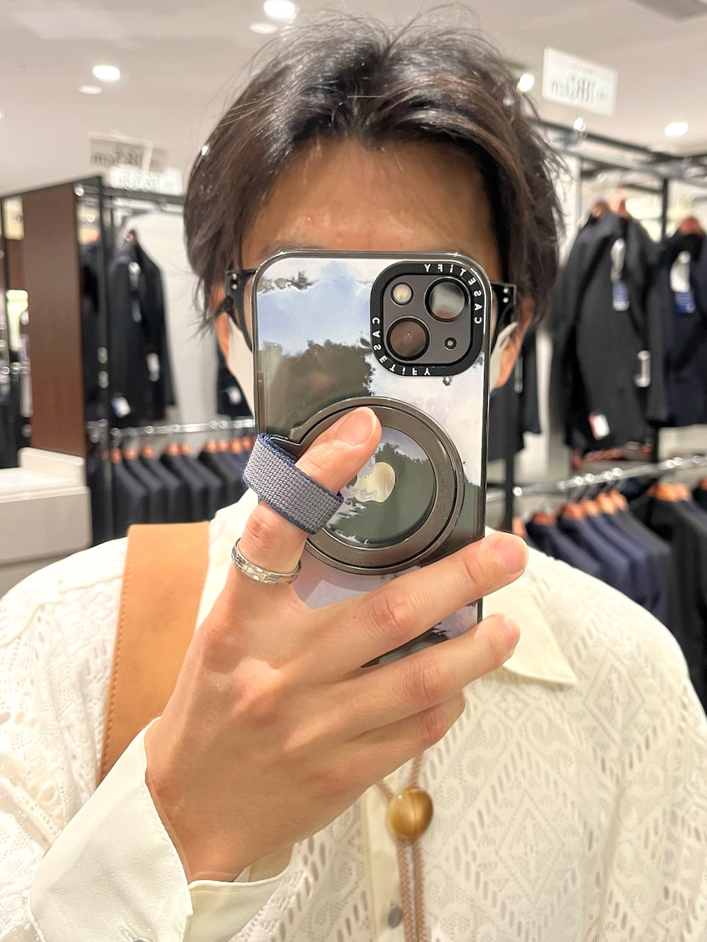 ホワイト系のシャツ/ブラウス、ベージュ系のネクタイ、ブラウン系のショルダーバッグを着用したメンズの春コーディネートの4枚目の写真