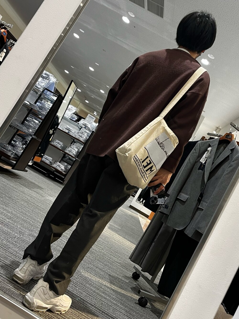 ブラウン系のパンツ、ホワイト系のスニーカー、ホワイト系のシャツ/ブラウスを着用したメンズの冬コーディネートの2枚目の写真