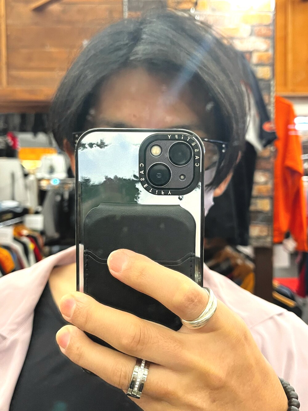 ブラック系のドレスシューズ、グレー系のスラックス、ブラック系のショルダーバッグを着用したメンズの秋コーディネートの4枚目の写真