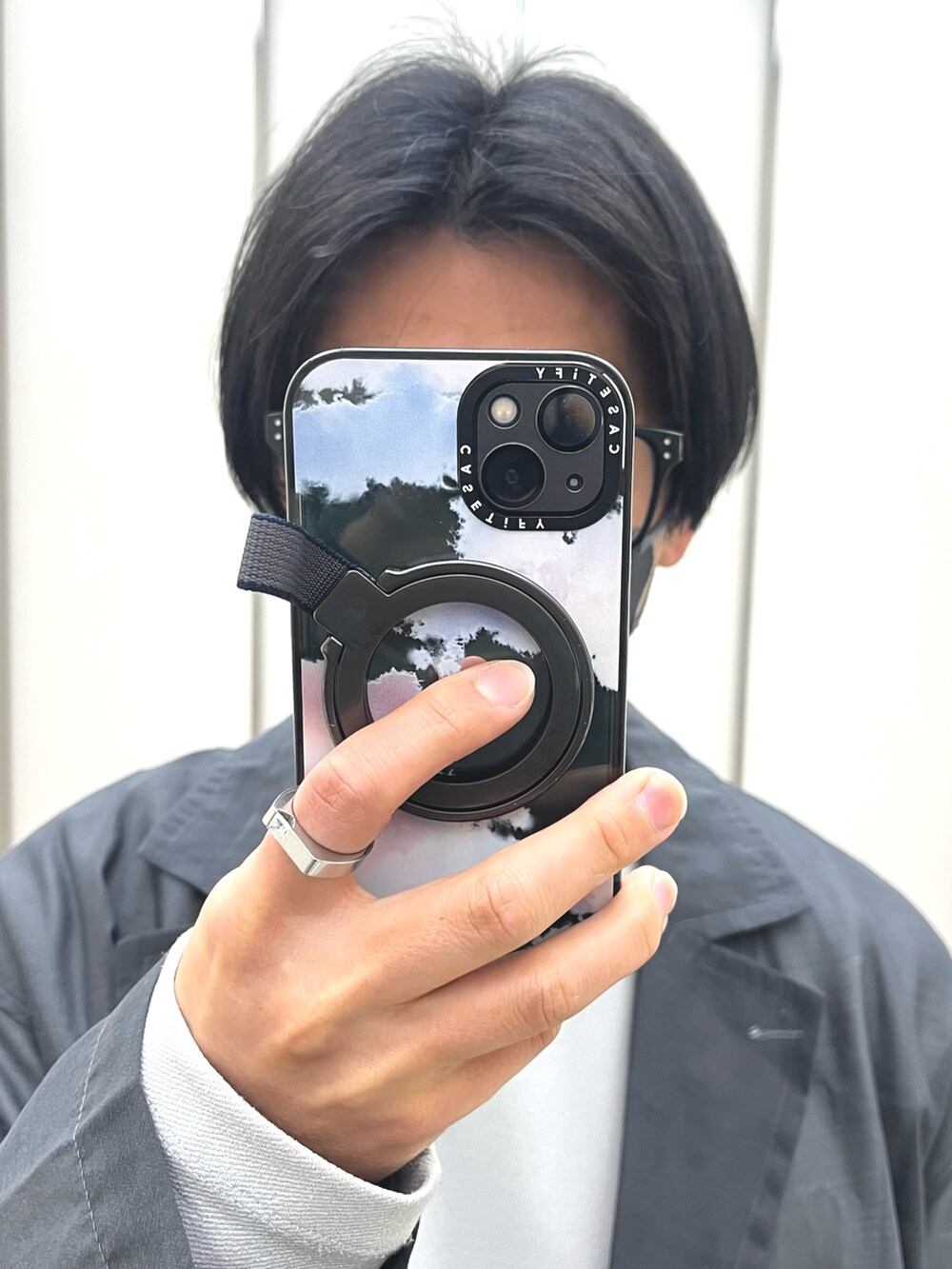 グレー系のスラックス、ブラック系のローファー、ブラック系のショルダーバッグを着用したメンズの春コーディネートの4枚目の写真