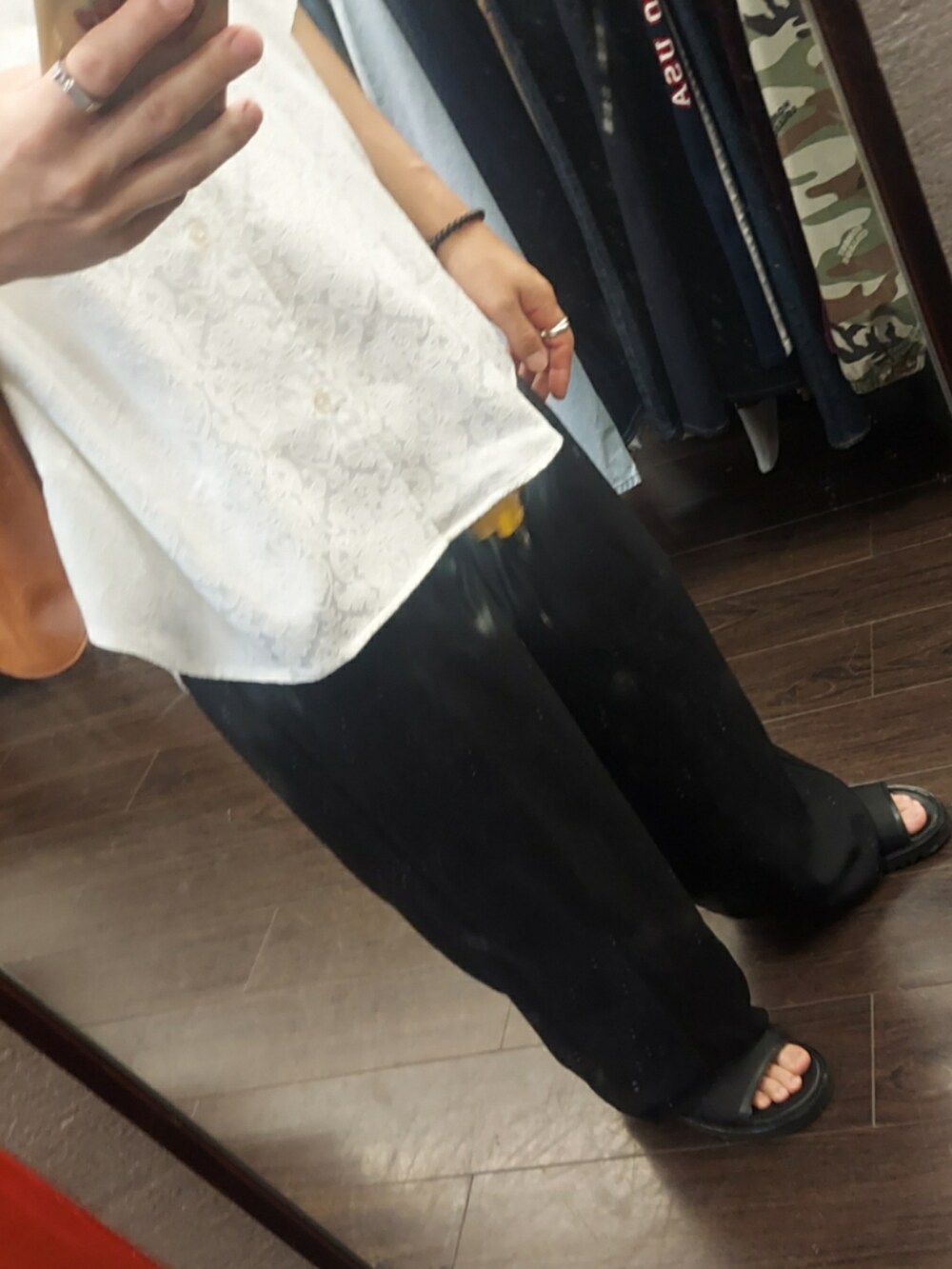 ブラック系のパンツ、ブラック系のサンダル、ホワイト系のシャツ/ブラウスを着用したメンズの夏コーディネートの3枚目の写真