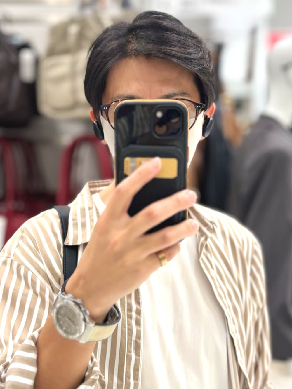 オレンジ系のパンツ、ブラック系のサンダル、ブラウン系のシャツ/ブラウスを着用したメンズの夏コーディネートの4枚目の写真