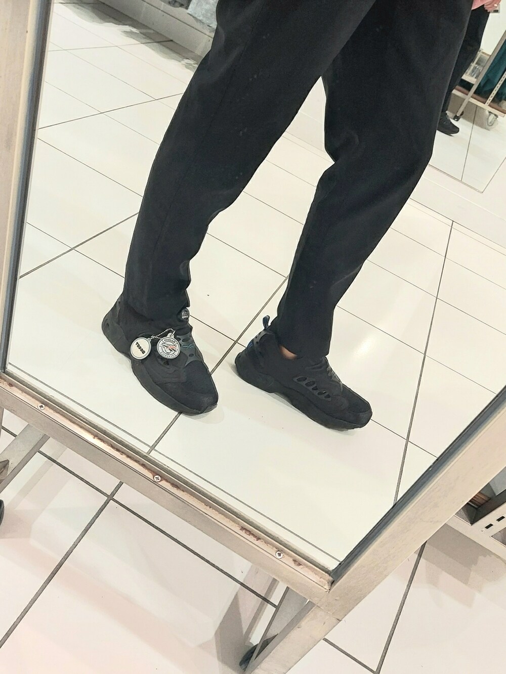 ブラック系のスラックス、ブラック系のスニーカー、ブラック系のボディバッグ/ウエストポーチを着用したメンズの夏コーディネートの3枚目の写真