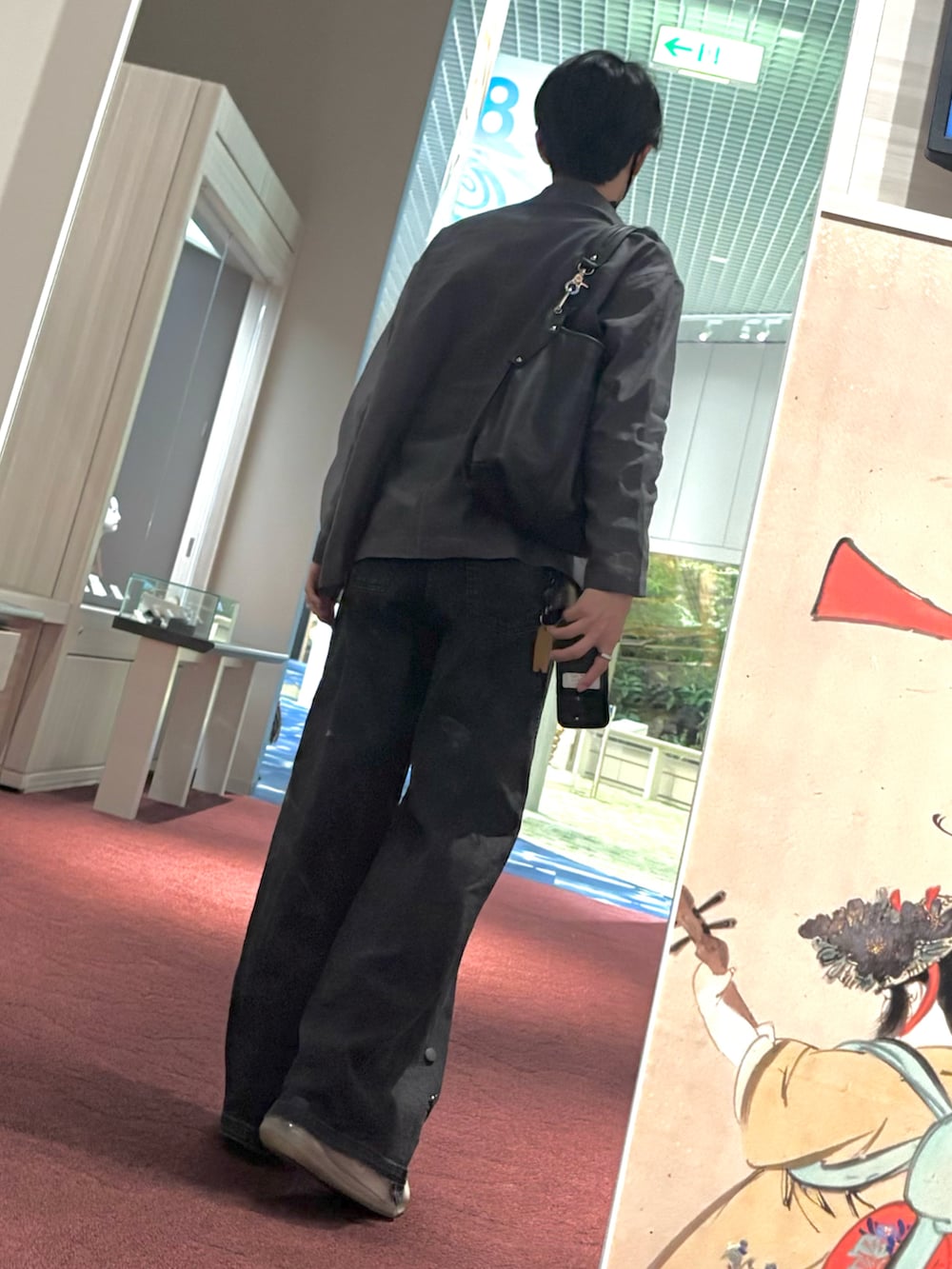 ブラック系のTシャツ/カットソー、グレー系のテーラードジャケット、ブラック系のデニムパンツを着用したメンズの夏コーディネートの2枚目の写真