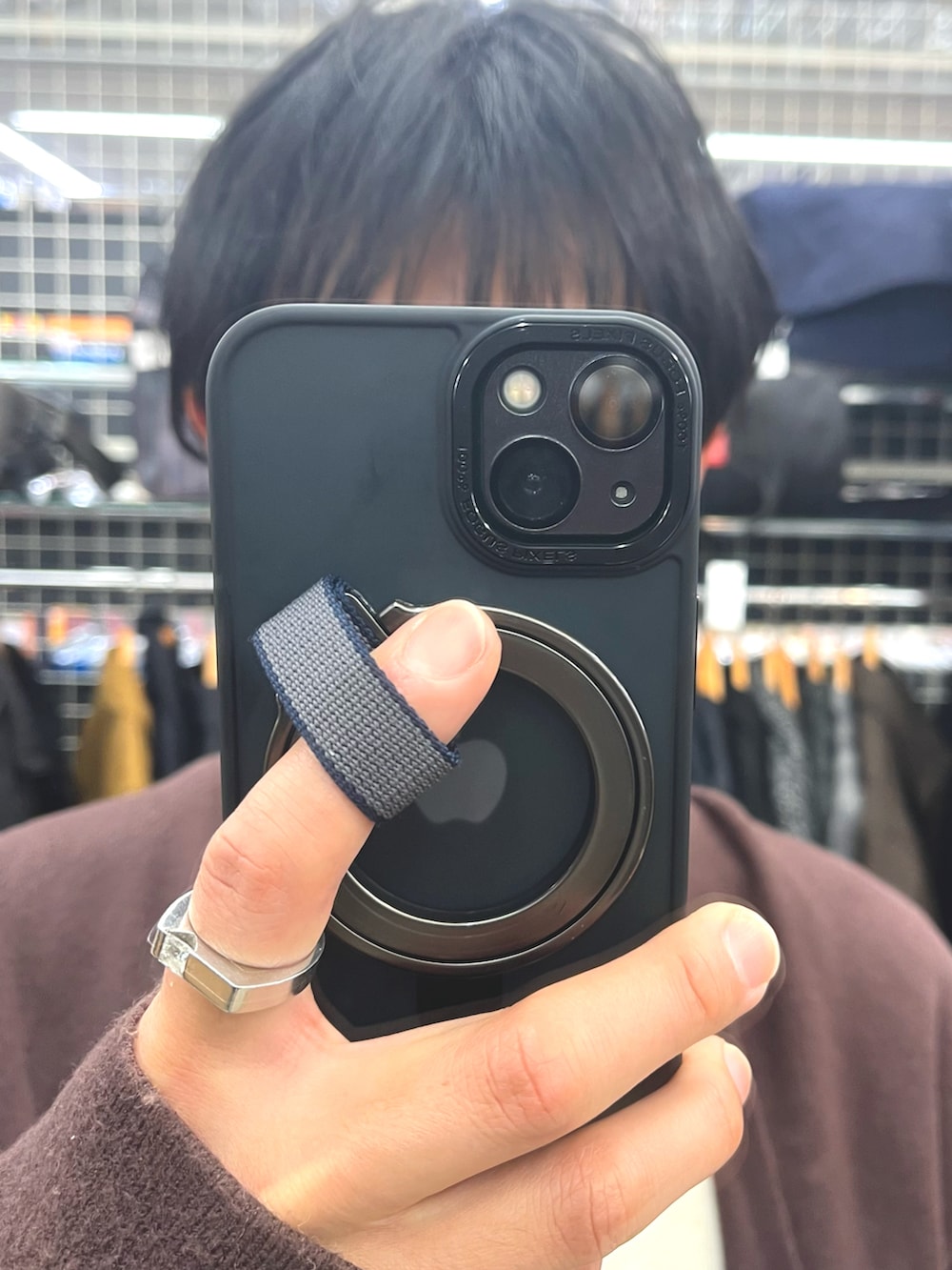 グレー系のスラックス、ホワイト系のスニーカー、パープル系のジャケット/アウターを着用したメンズの冬コーディネートの4枚目の写真