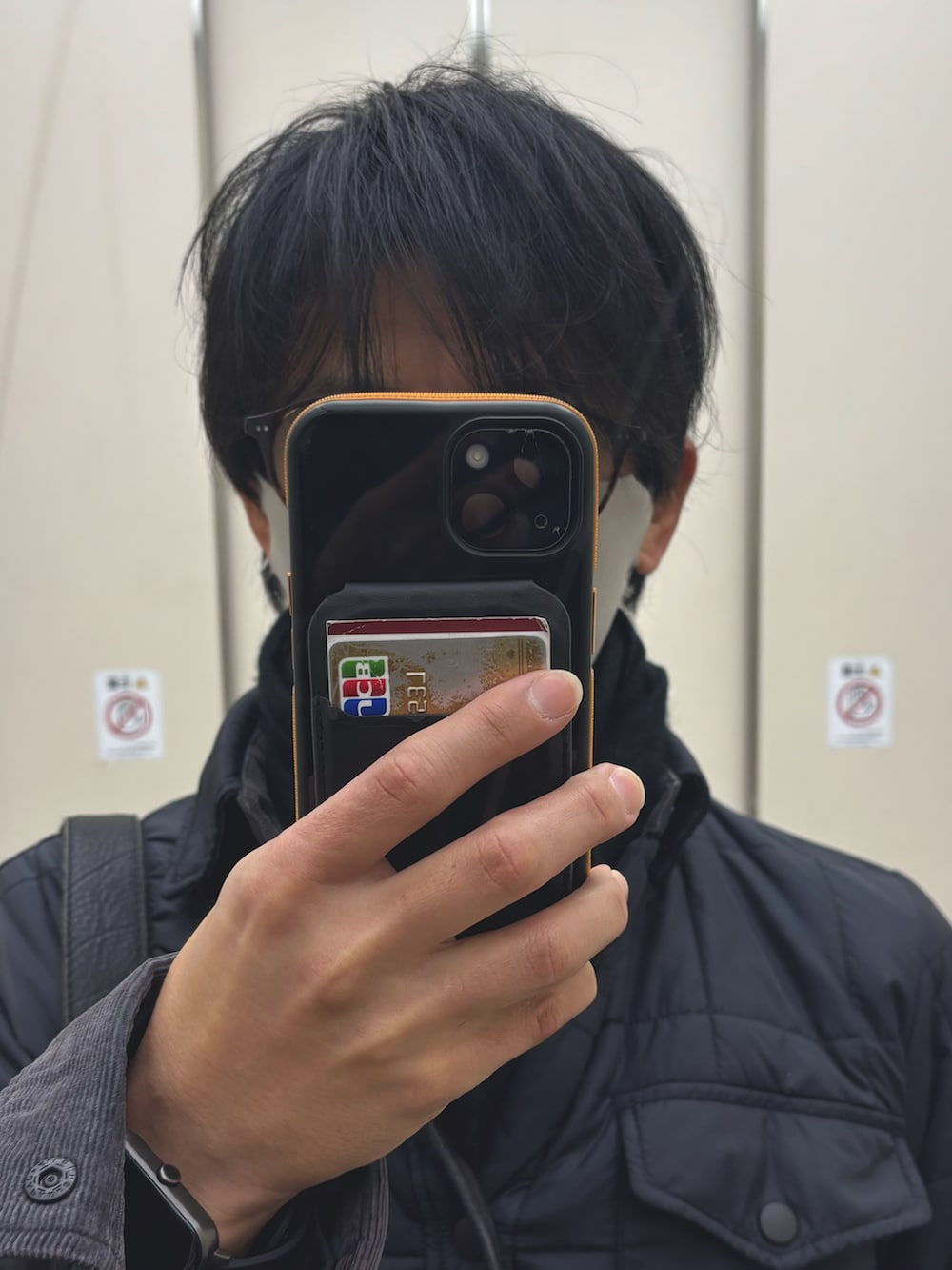 ブラック系のニット/セーター、グレー系のスラックス、ブラック系のスニーカーを着用したメンズの冬コーディネートの4枚目の写真
