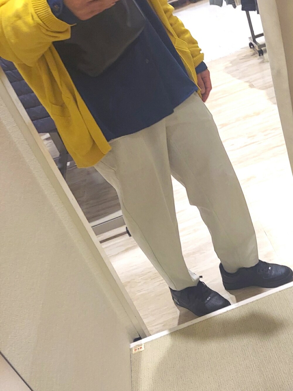 ブラック系のスニーカー、ホワイト系のスラックス、ブルー系のシャツ/ブラウスを着用したメンズの秋コーディネートの3枚目の写真