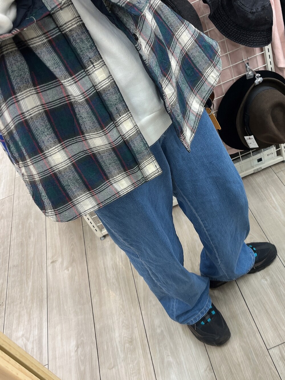 ブルー系のデニムパンツ、ブラック系のスニーカー、その他のシャツ/ブラウスを着用したメンズの秋コーディネートの3枚目の写真