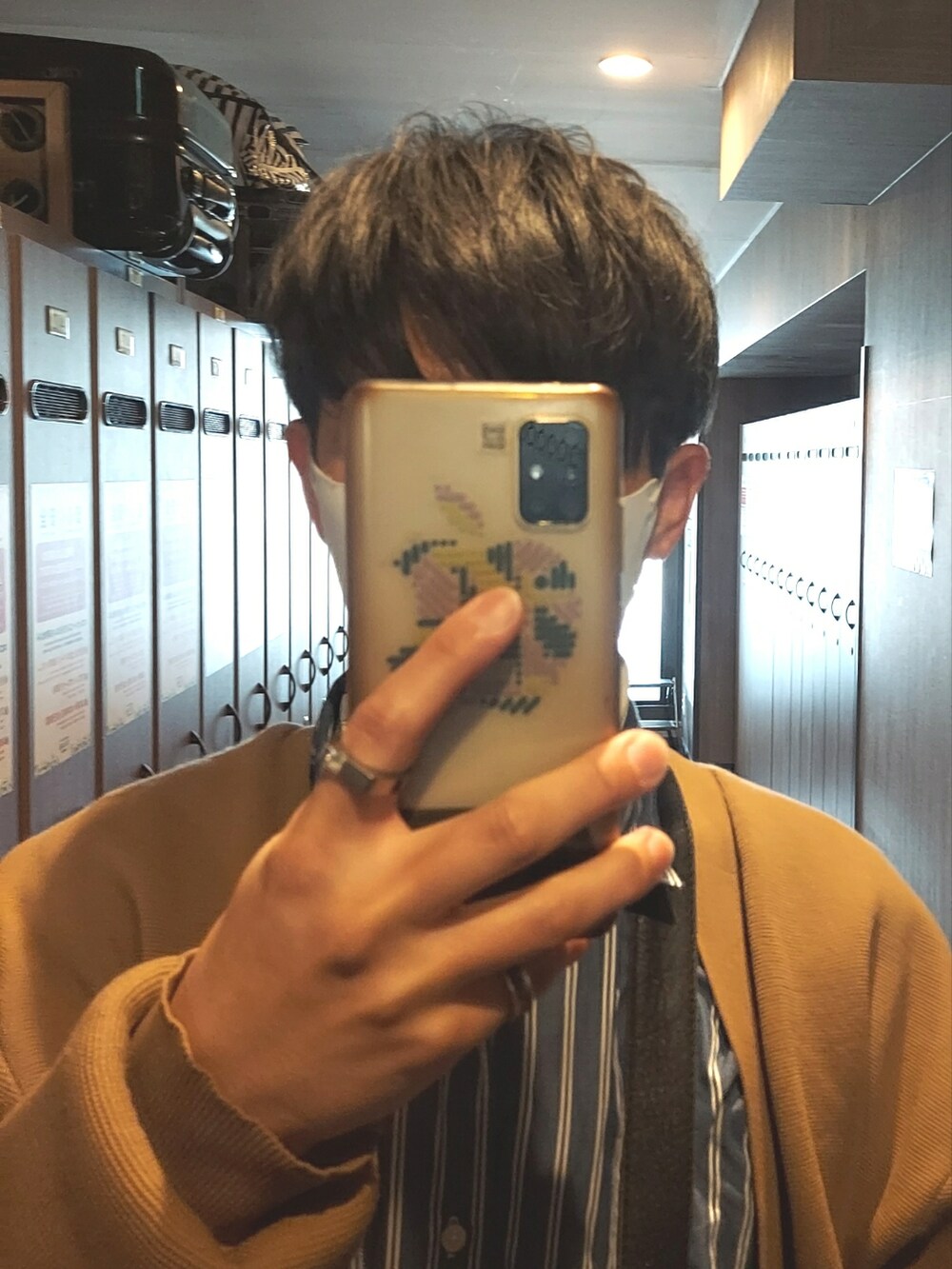 ブラック系のスニーカー、パープル系のパンツ、ブルー系のシャツ/ブラウスを着用したメンズの春コーディネートの4枚目の写真