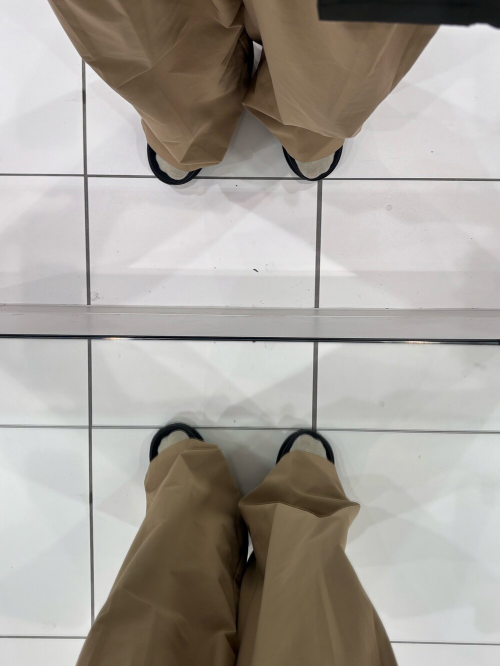 ブラック系のサンダル、ホワイト系のTシャツ/カットソー、グリーン系のシャツ/ブラウスを着用したメンズの夏コーディネートの5枚目の写真