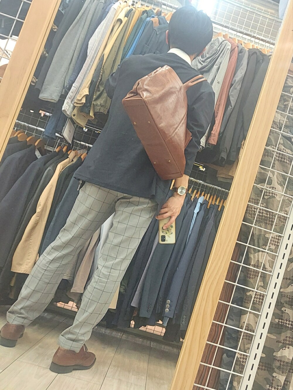 グレー系のスラックス、ブラウン系のドレスシューズ、ブルー系のネクタイを着用したメンズの春コーディネートの2枚目の写真