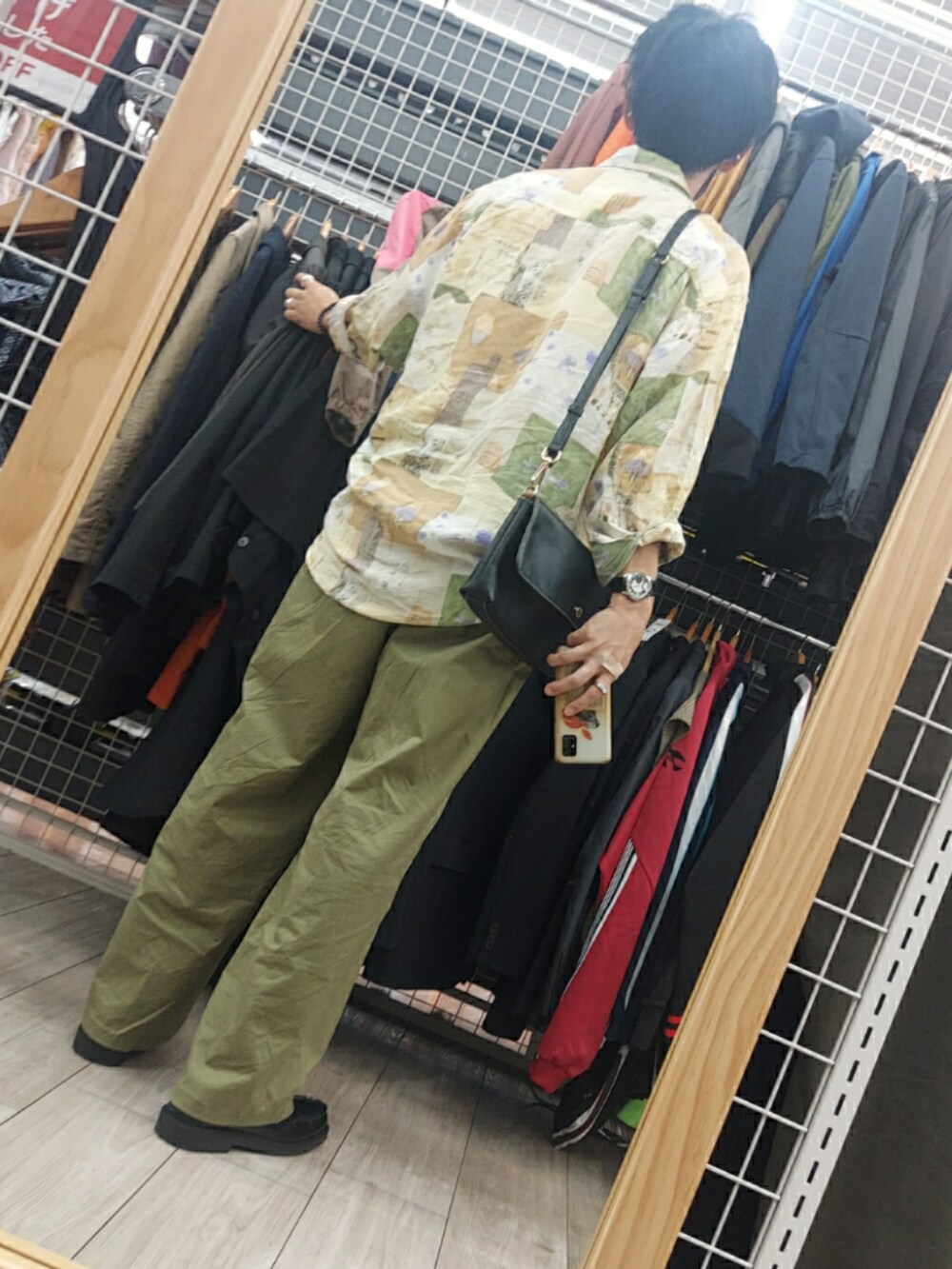 その他のシャツ/ブラウス、グリーン系のパンツ、ブラック系のバッグを着用したメンズの秋コーディネートの2枚目の写真