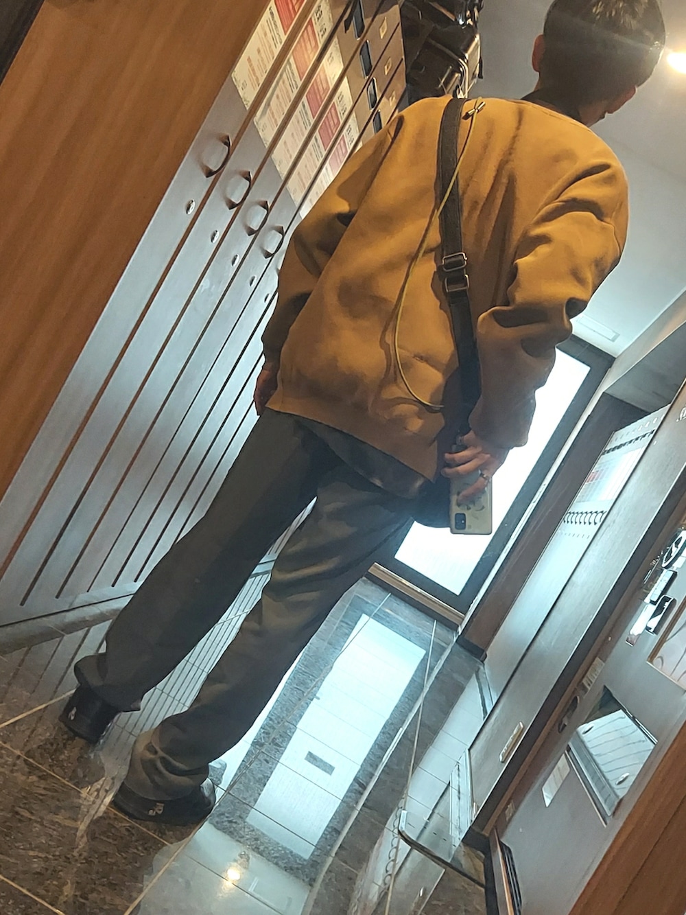 ブルー系のパンツ、ブラック系のスニーカー、その他のシャツ/ブラウスを着用したメンズの春コーディネートの3枚目の写真