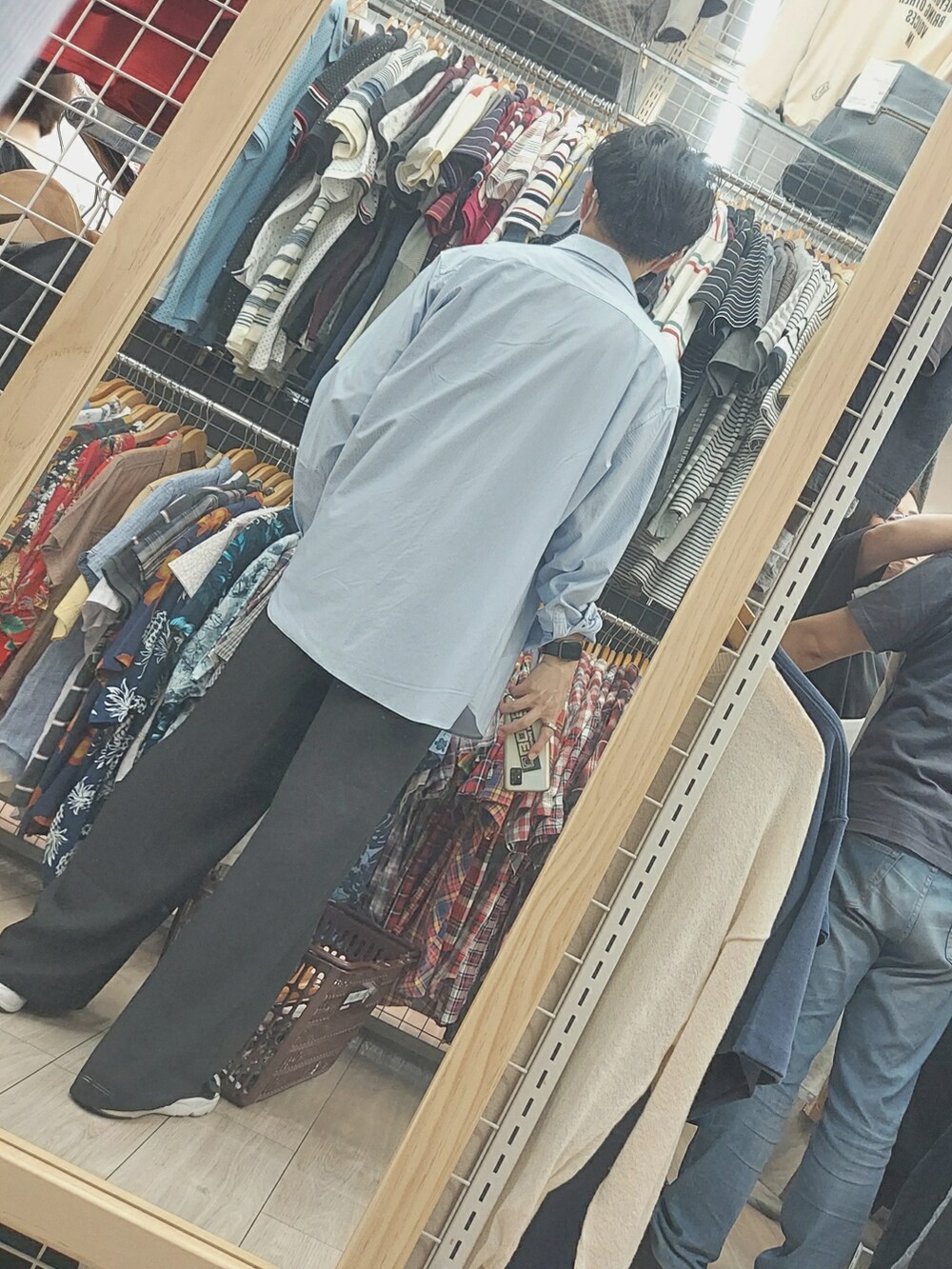 ブラック系のパンツ、ブラック系のサンダル、ブルー系のシャツ/ブラウスを着用したメンズの夏コーディネートの2枚目の写真